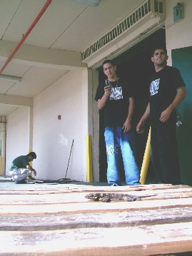 Oye largarto...b&uacute;scate otra casa que este warehouse  ahora es de nosostros