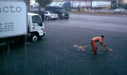 Trabajador salva al Warehouse de inundaci&oacute;n